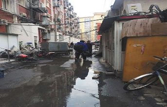 小區(qū)發(fā)生爆燃起火 路窄車(chē)堵消防員騎三輪車(chē)救火