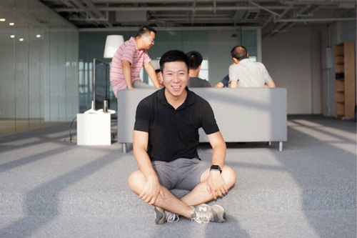 有一個人做了一枚燈泡，然后他成了智能照明網(wǎng)絡(luò)核心