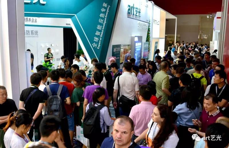 如此火爆的現(xiàn)場你見過嗎？藝光cosplay?；▌?chuàng)意秀燃爆照明展